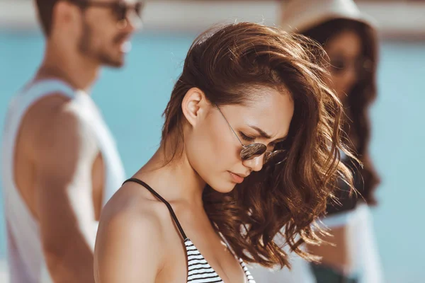 Mujer joven en gafas de sol - foto de stock