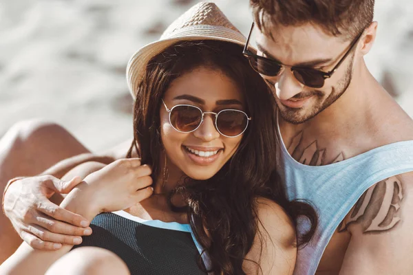 Jovem casal feliz na praia — Fotografia de Stock