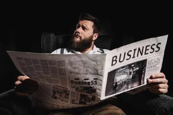 Hombre de negocios leyendo el periódico - foto de stock