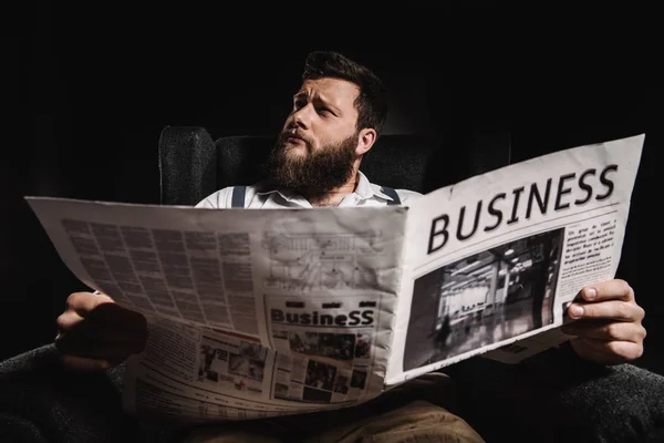 Homem de negócios lendo jornal — Fotografia de Stock