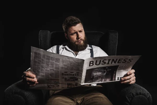 Hombre leyendo periódico de negocios - foto de stock