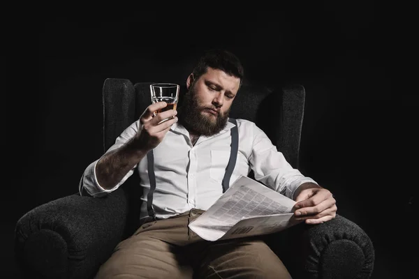 Uomo con whisky e giornale — Foto stock