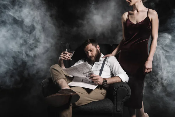 Uomo con whisky e giornale — Foto stock