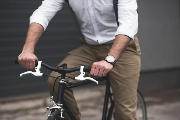 Stilvoller Mann mit Fahrrad — Stockfoto