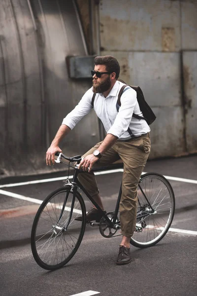 Stilvoller Mann mit Fahrrad — Stockfoto