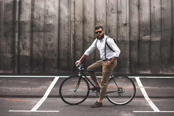 Homem elegante sentado na bicicleta — Fotografia de Stock