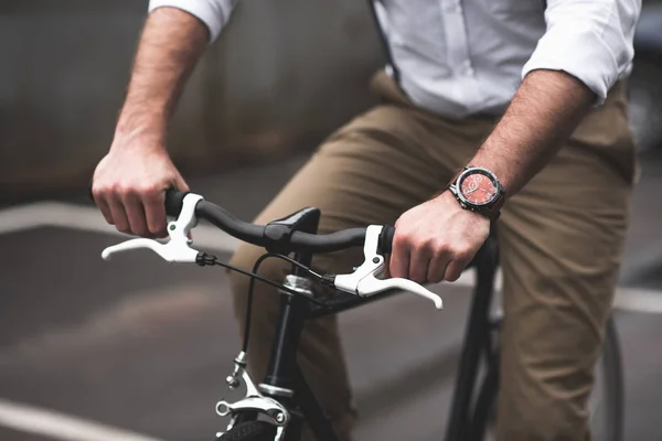 Стильний чоловік їде на велосипеді — стокове фото