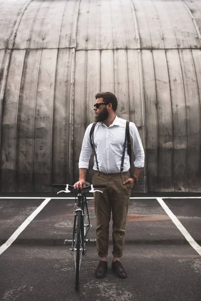 Homme élégant debout avec vélo — Photo de stock