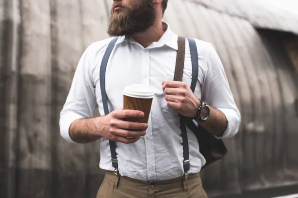 Uomo barbuto in pausa caffè — Foto stock