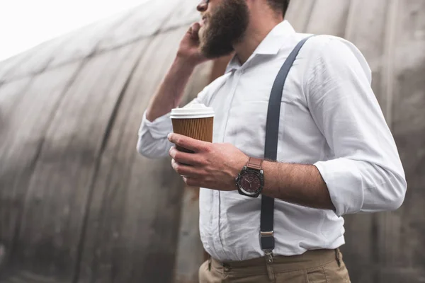 Бородатый мужчина на кофе-брейке — стоковое фото