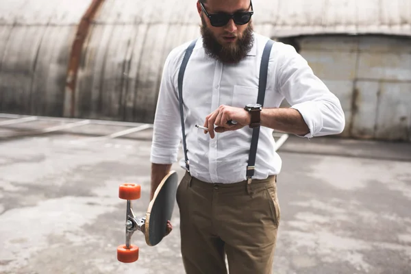 Homme élégant avec longboard — Photo de stock