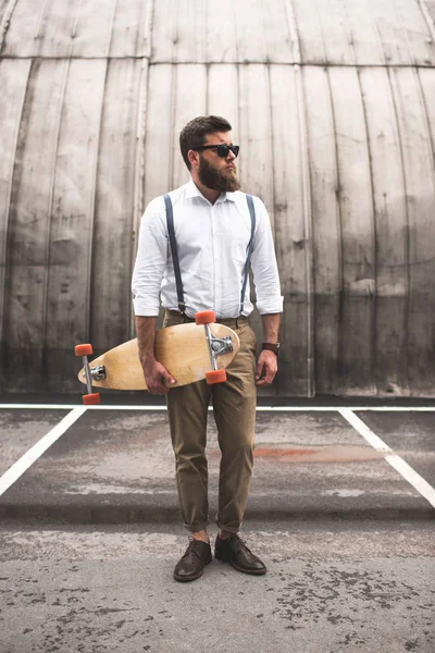 Homem elegante com longboard — Fotografia de Stock