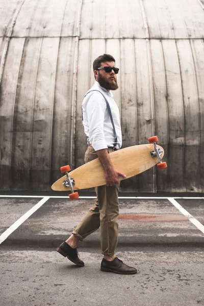 Homem elegante com longboard — Fotografia de Stock