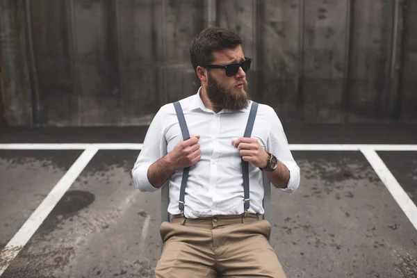 Homme élégant avec longboard — Photo de stock