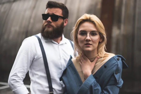 Élégant jeune couple — Photo de stock