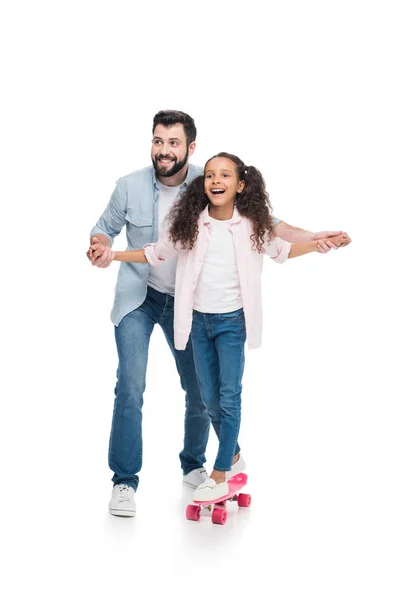 Padre e hija con monopatín - foto de stock