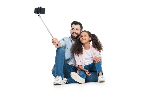Padre e hija tomando selfie - foto de stock