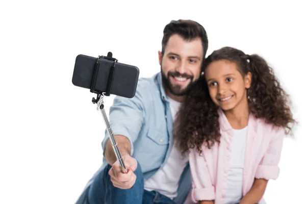 Padre e hija tomando selfie - foto de stock