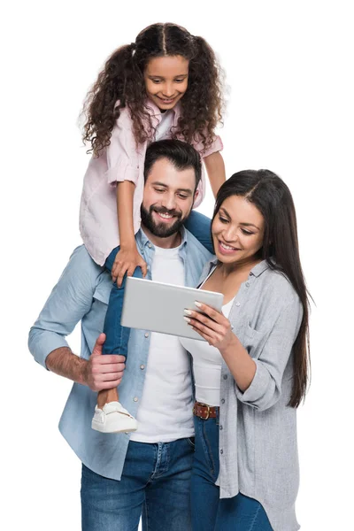 Famille utilisant une tablette numérique — Photo de stock