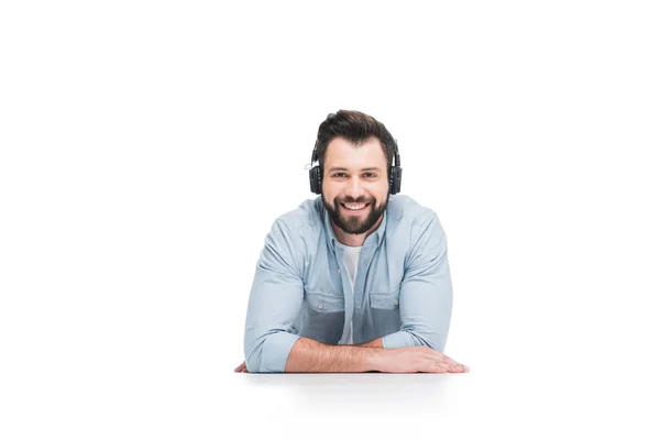 Jeune homme dans les écouteurs — Photo de stock