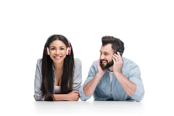 Heureux jeune couple dans les écouteurs — Photo de stock