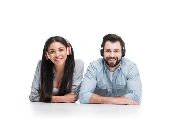 Heureux jeune couple dans les écouteurs — Photo de stock