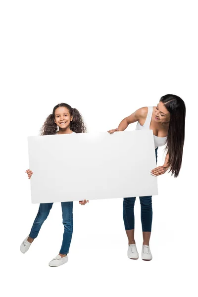 Madre e hija sosteniendo el estandarte - foto de stock