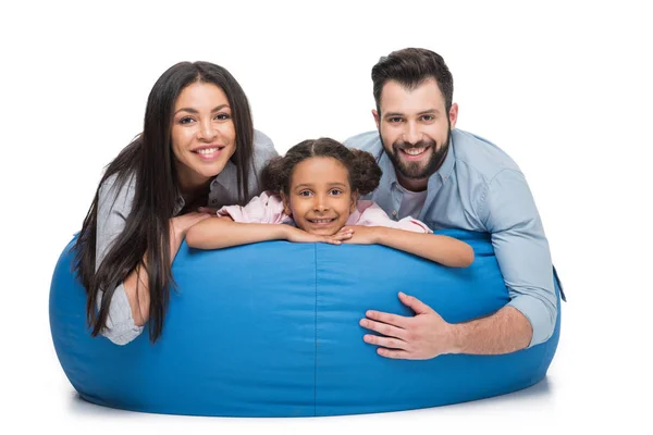 Familia acostado en bolsa silla - foto de stock