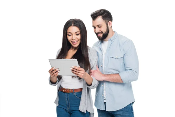 Casal usando tablet digital — Fotografia de Stock