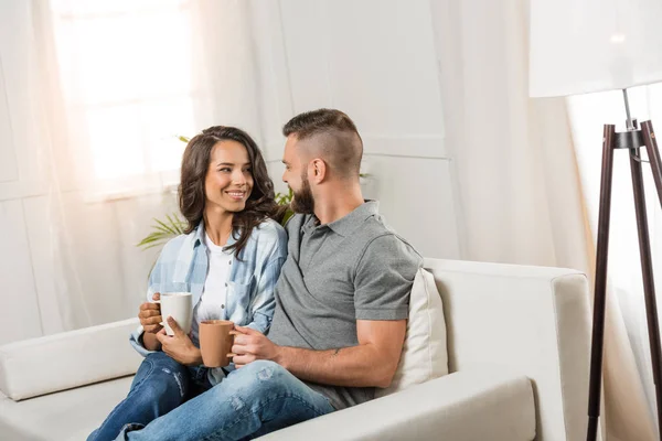 Couple drinking coffee — Stock Photo