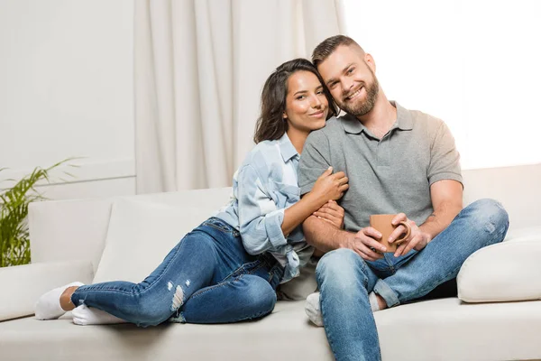 Feliz casal abraçando em casa — Fotografia de Stock