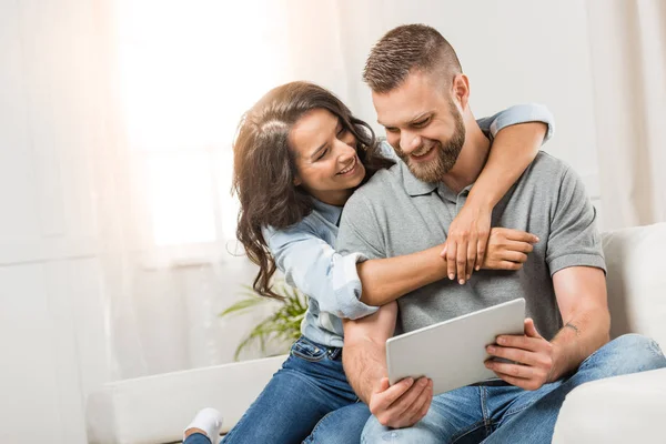 Pareja con tablet digital - foto de stock