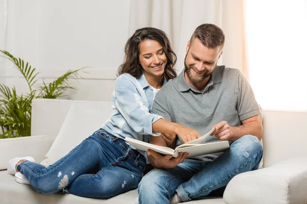 Couple regardant l'album photo — Photo de stock