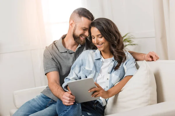 Casal usando tablet digital — Fotografia de Stock