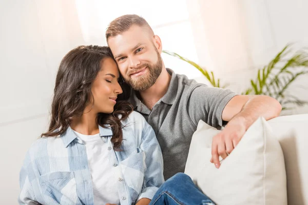 Feliz casal abraçando em casa — Fotografia de Stock