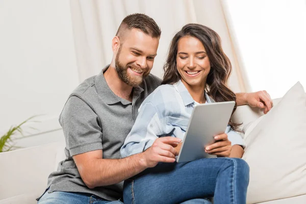 Casal usando tablet digital — Fotografia de Stock