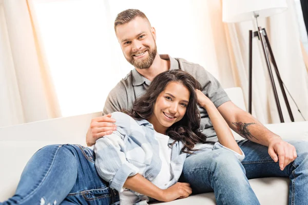 Feliz casal abraçando em casa — Fotografia de Stock