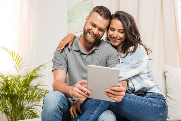 Pareja usando tableta digital - foto de stock