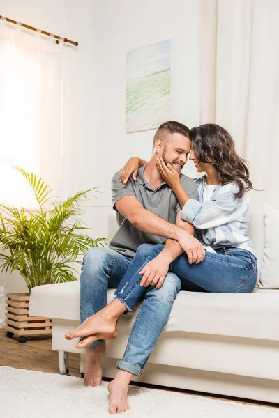 Feliz casal abraçando em casa — Fotografia de Stock