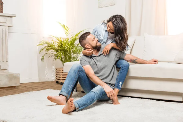 Feliz pareja abrazándose en casa - foto de stock