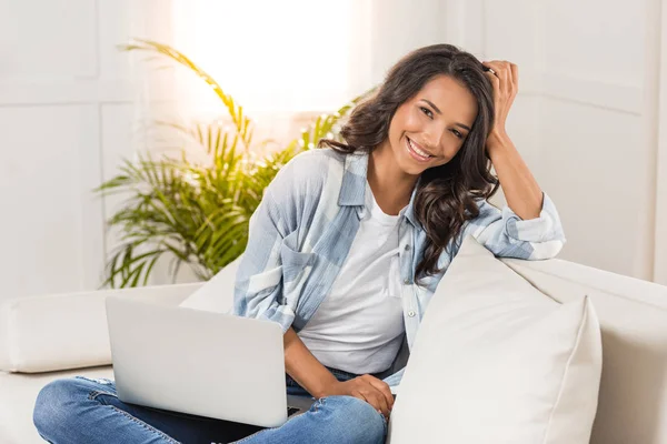 Donna utilizzando il computer portatile — Foto stock