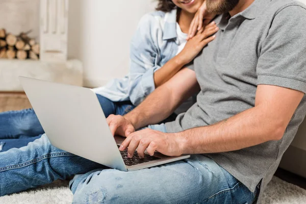 Pareja usando portátil - foto de stock