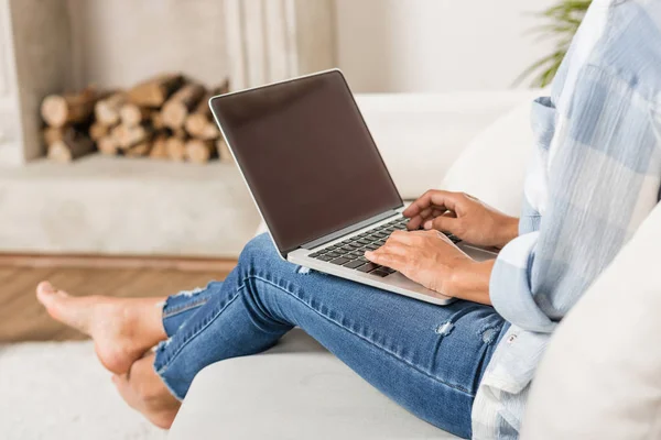 Jovem mulher usando laptop — Fotografia de Stock