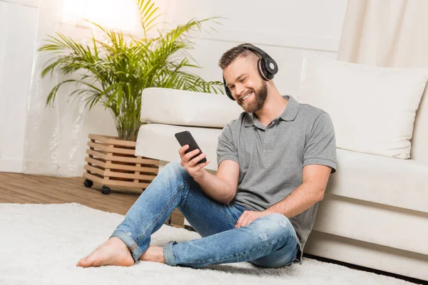 Homem usando smartphone — Fotografia de Stock