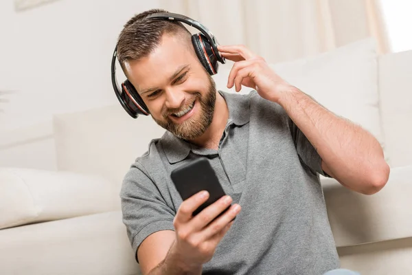 Hombre usando smartphone - foto de stock