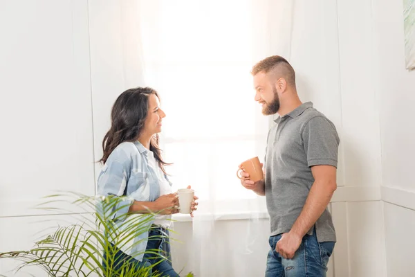 Jovem casal beber chá — Fotografia de Stock