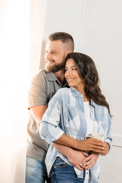 Pareja joven abrazándose juntos - foto de stock