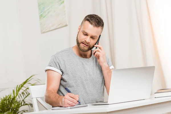 Man talking on smartphone — Stock Photo