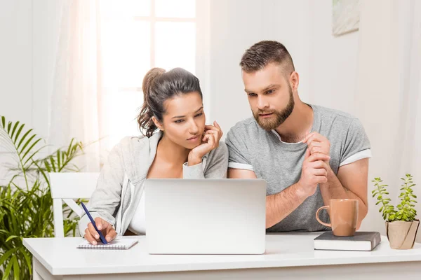 Casal trabalhando em casa — Fotografia de Stock