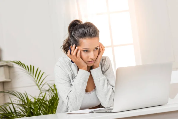 Femme travaillant à la maison — Photo de stock